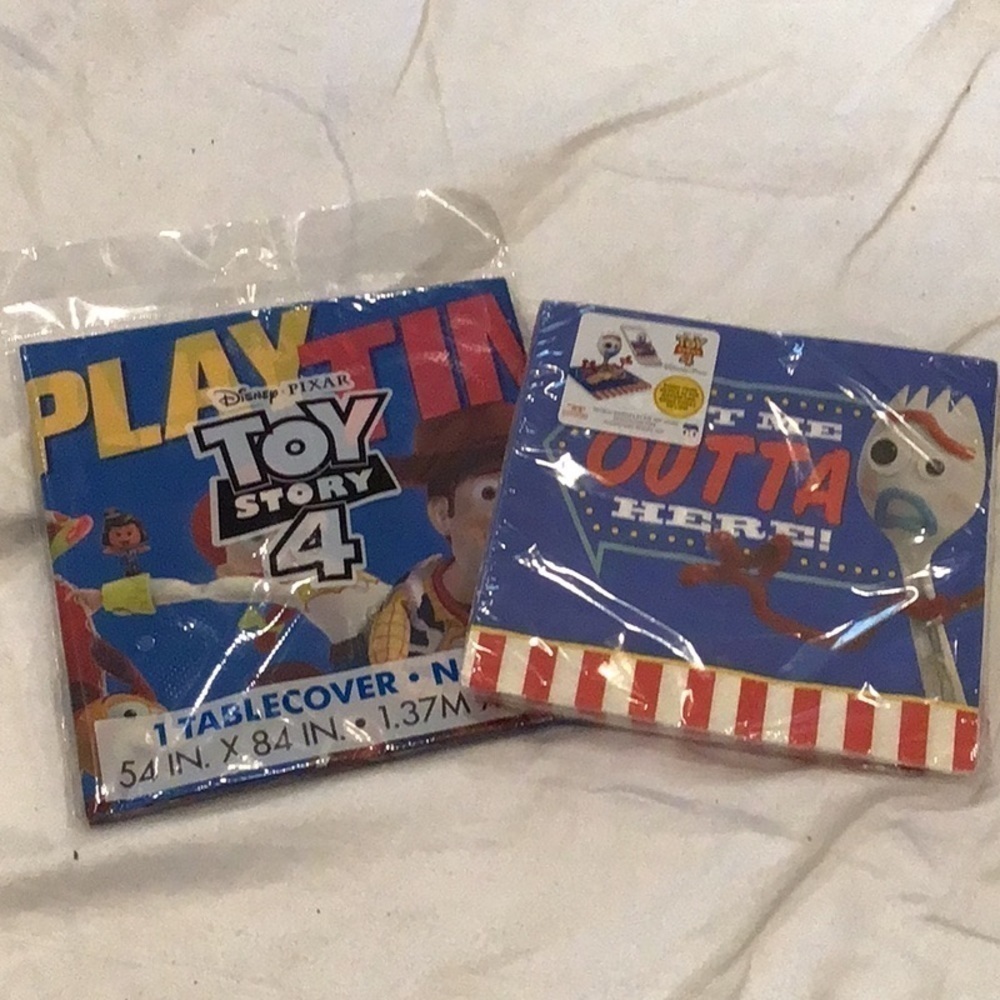 Disney Toy Story 4 Table Cover and Napkin Set